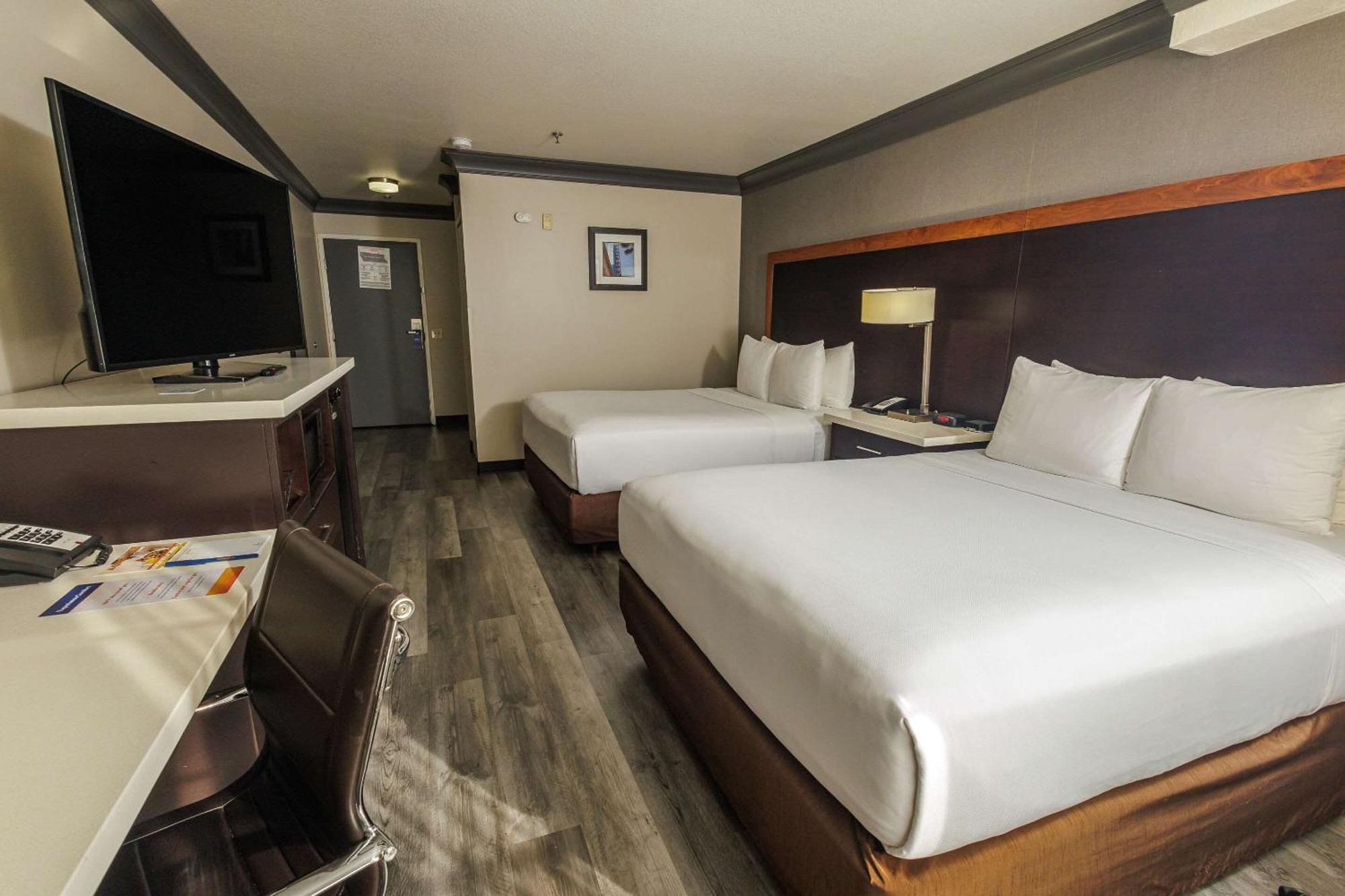 Comfort Inn & Suites Near Universal - N Hollywood - Burbank — Photos 2