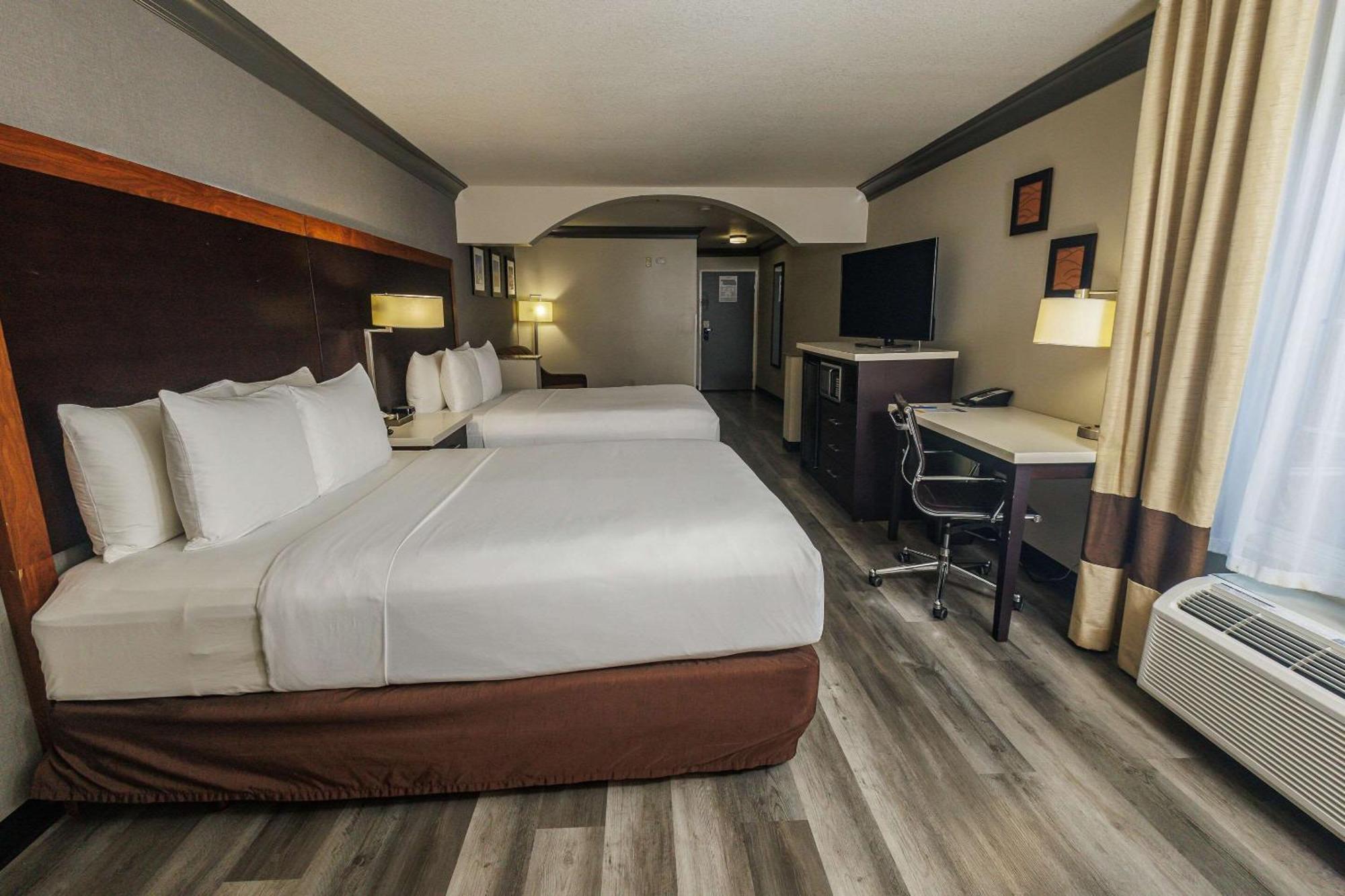 Comfort Inn & Suites Near Universal - N Hollywood - Burbank — Photos 3